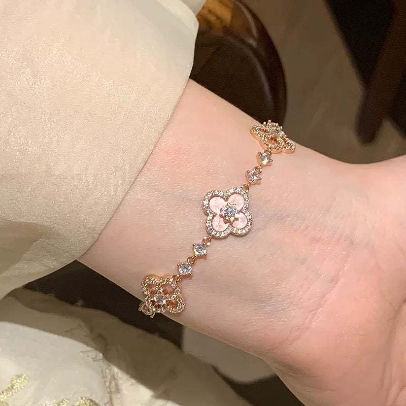 [Plus&Max]CLOVER 5 MOTIF PINK BLUE RED WHITE BRACELET