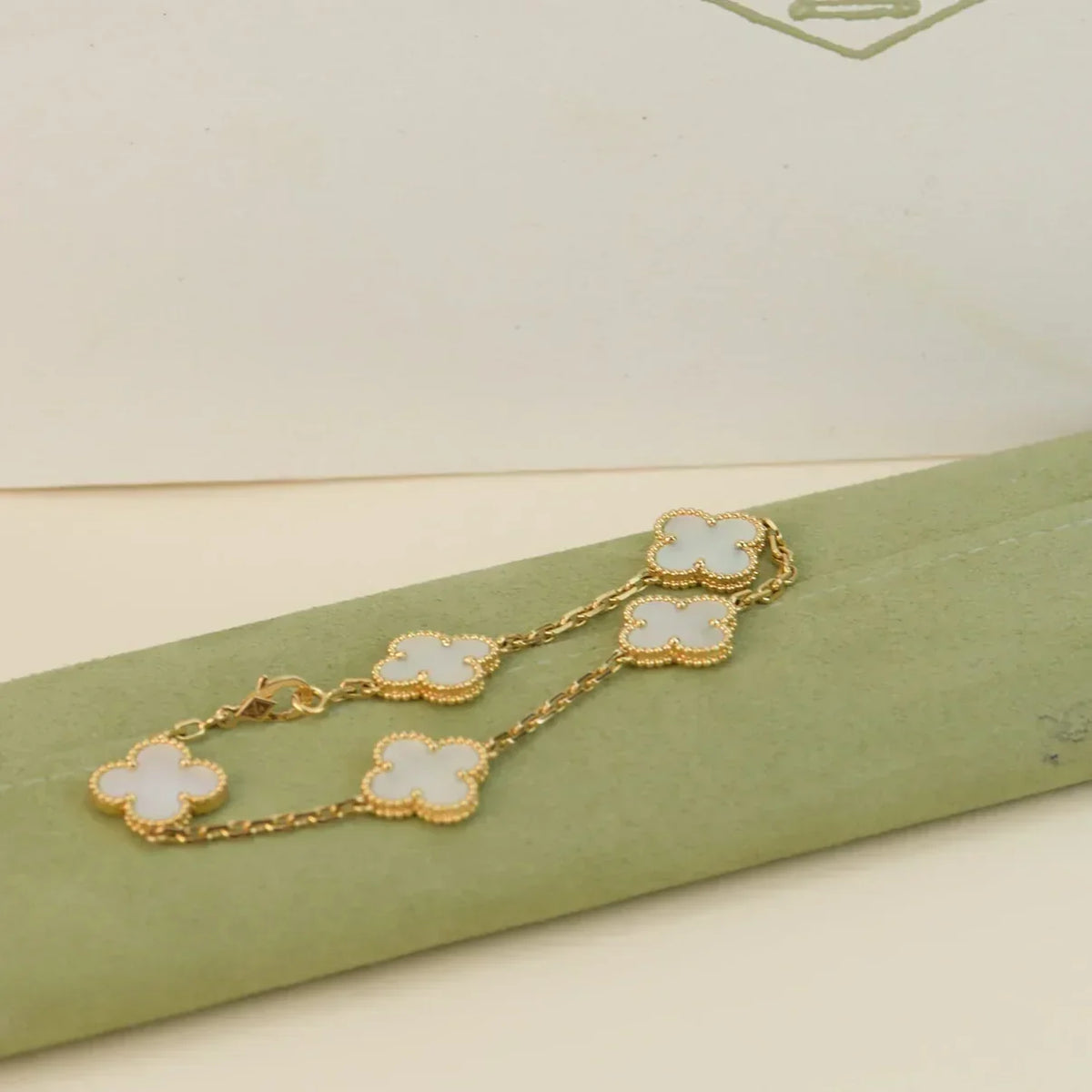 [Plus&Max]LUCKY CLOVER 5-MOTIF BRACELET - WHITE MOTHER-OF-PEARL COLLECTION