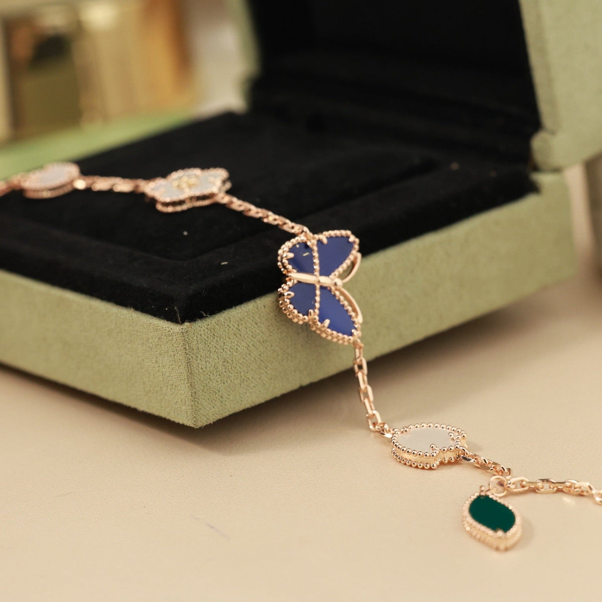 [Plus&Max]LUCKY SPRING BUTTERFLY 5 MOTIF BRACELET