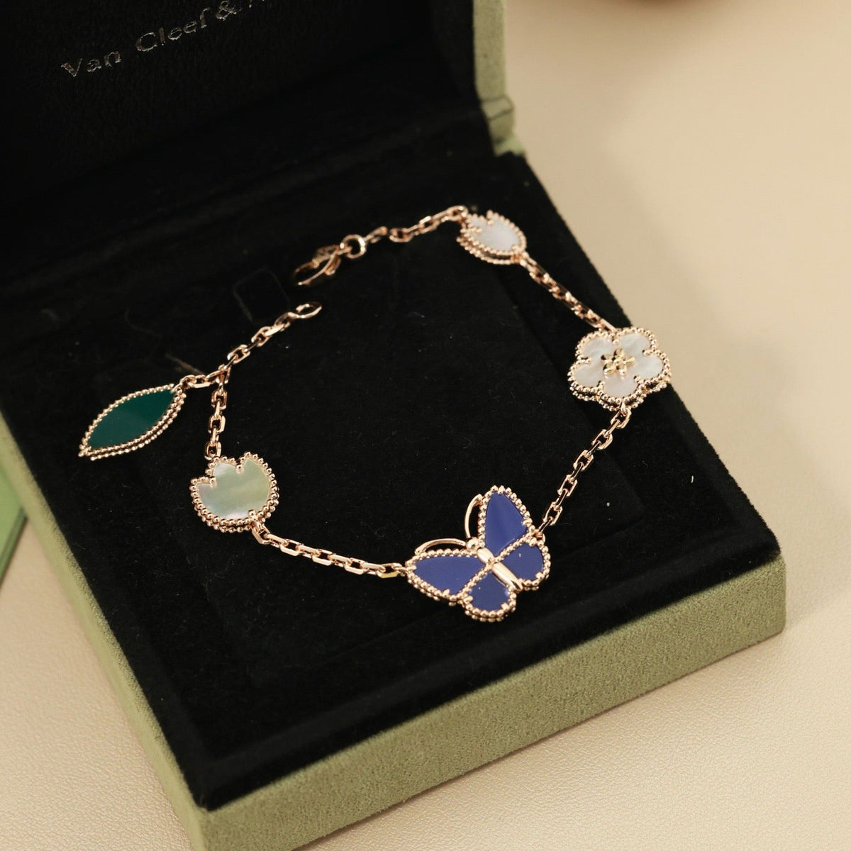 [Plus&Max]LUCKY SPRING BUTTERFLY 5 MOTIF BRACELET