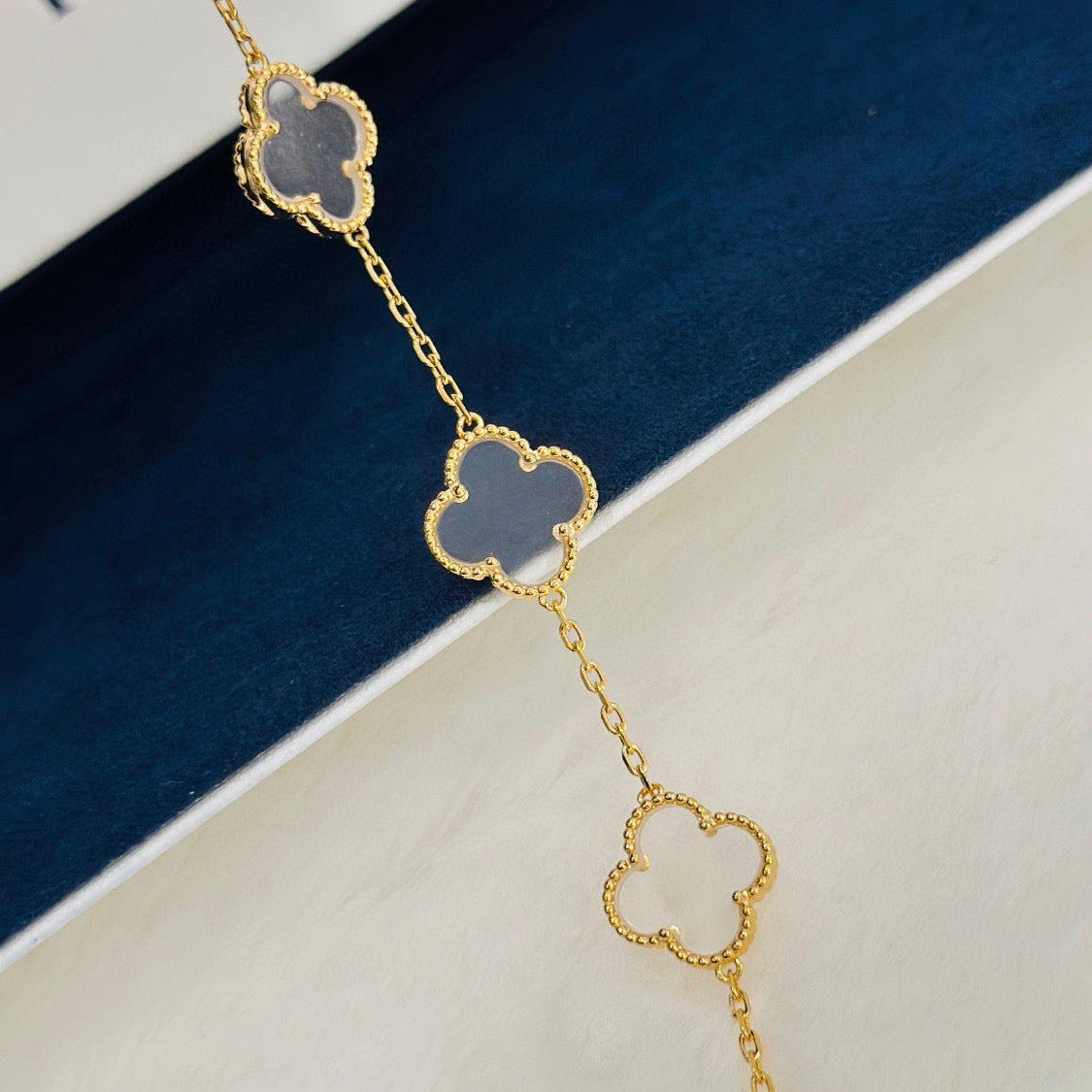 [Plus&Max]CLOVER 5 MOTIF ROCK CRYSTAL BRACELET
