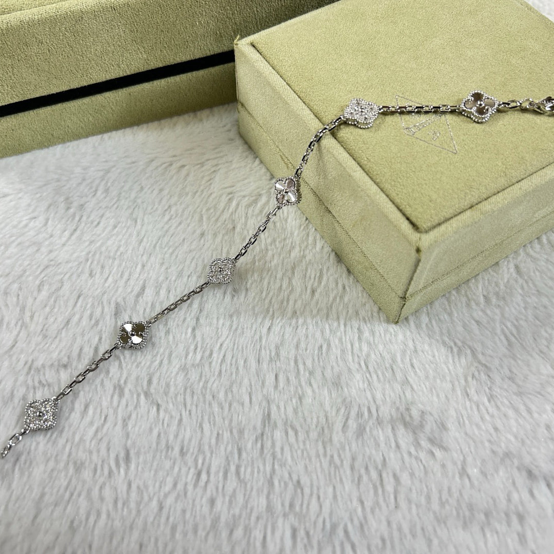 [Plus&Max]CLOVER 6 MOTIF DIAMOND LASER BRACELET
