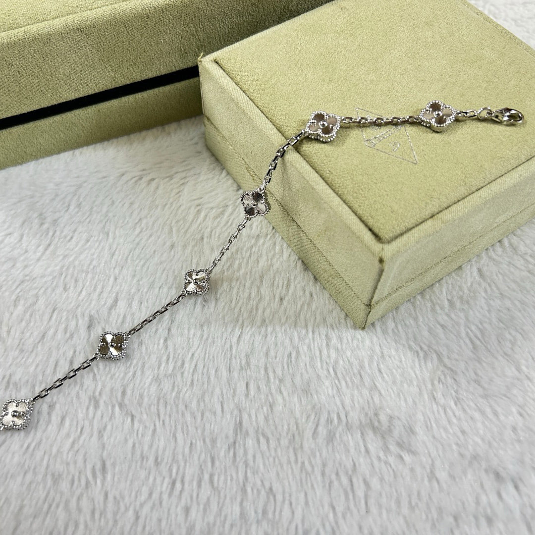 [Plus&Max]CLOVER 6 MOTIF DIAMOND BRACELET