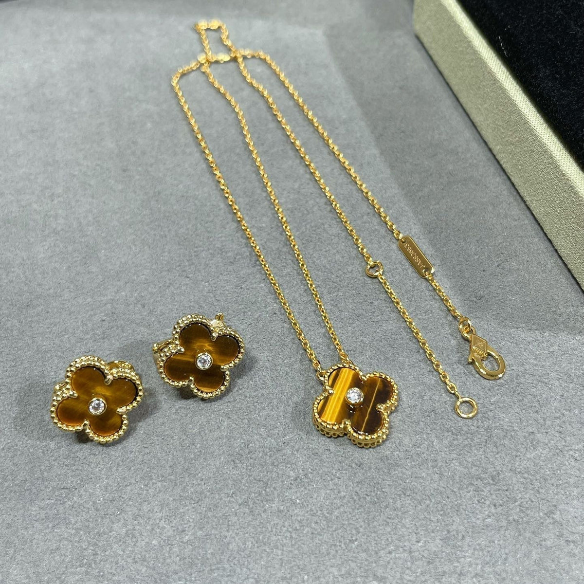 [Plus&Max]CLOVER 15MM DIAMOND AND YELLOW TIGER'S EYE AGATE necklace