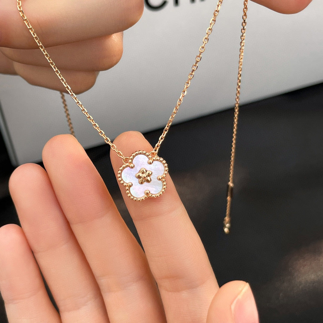 [Plus&Max]LUCKY  WHITE MOP  PLUM BLOSSOM NECKLACE