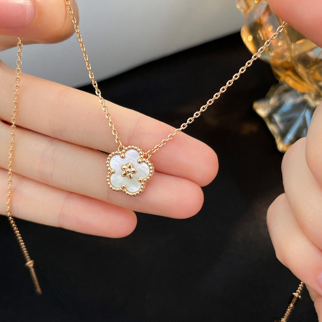 [Plus&Max]LUCKY  WHITE MOP  PLUM BLOSSOM NECKLACE