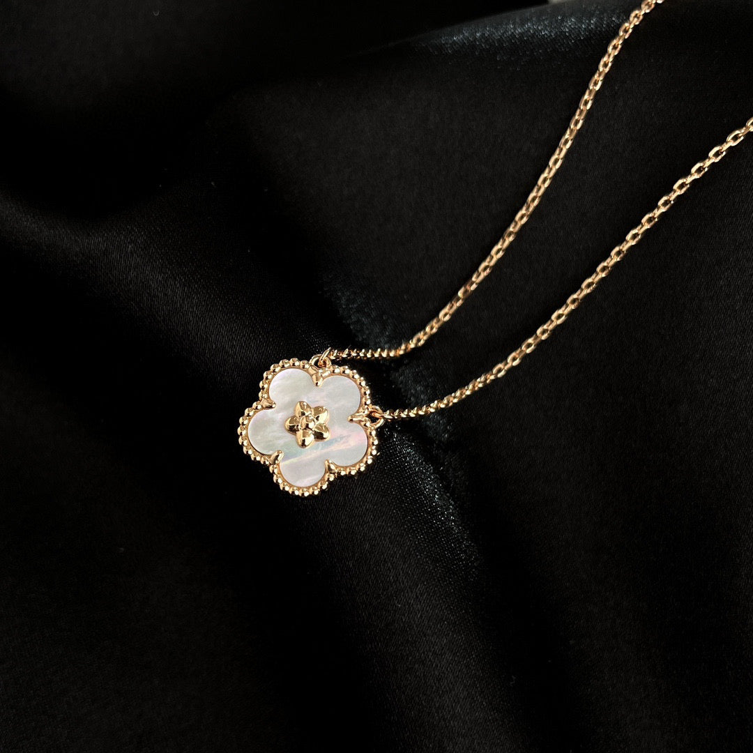 [Plus&Max]LUCKY  WHITE MOP  PLUM BLOSSOM NECKLACE