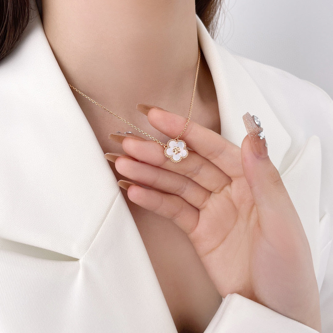 [Plus&Max]LUCKY  WHITE MOP  PLUM BLOSSOM NECKLACE