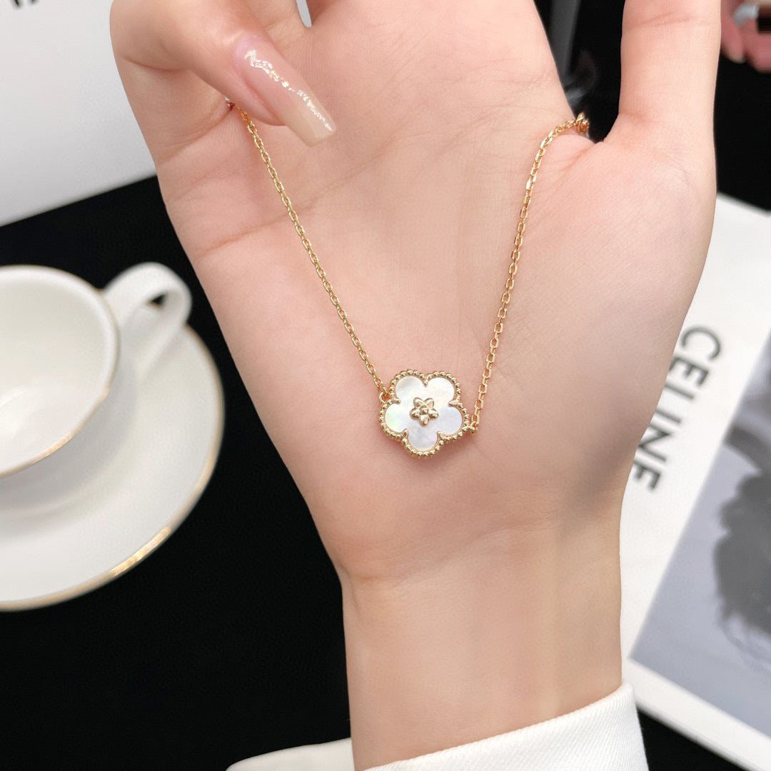 [Plus&Max]LUCKY WHITE MOP PLUM BLOSSOM  BRACELET