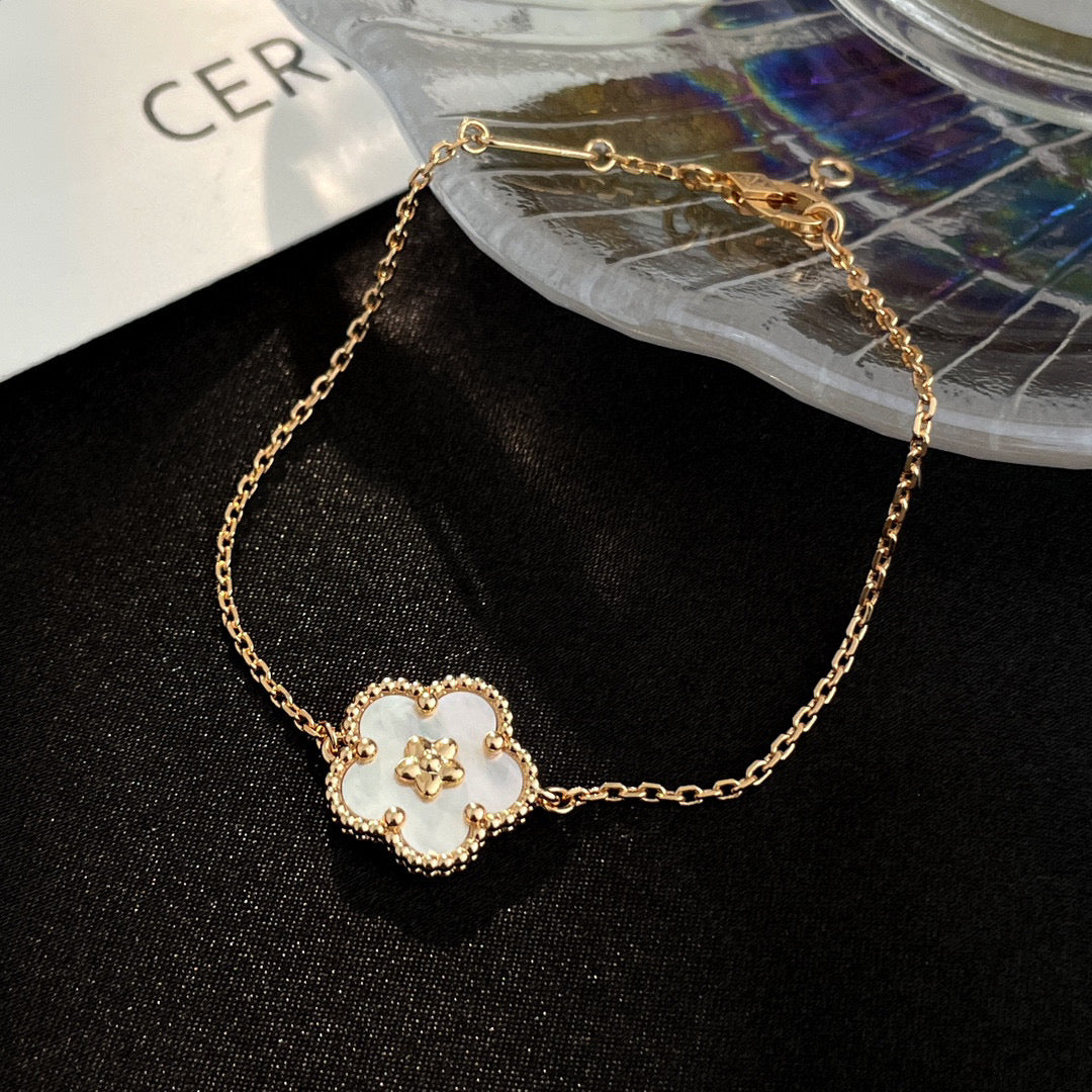 [Plus&Max]LUCKY WHITE MOP PLUM BLOSSOM  BRACELET