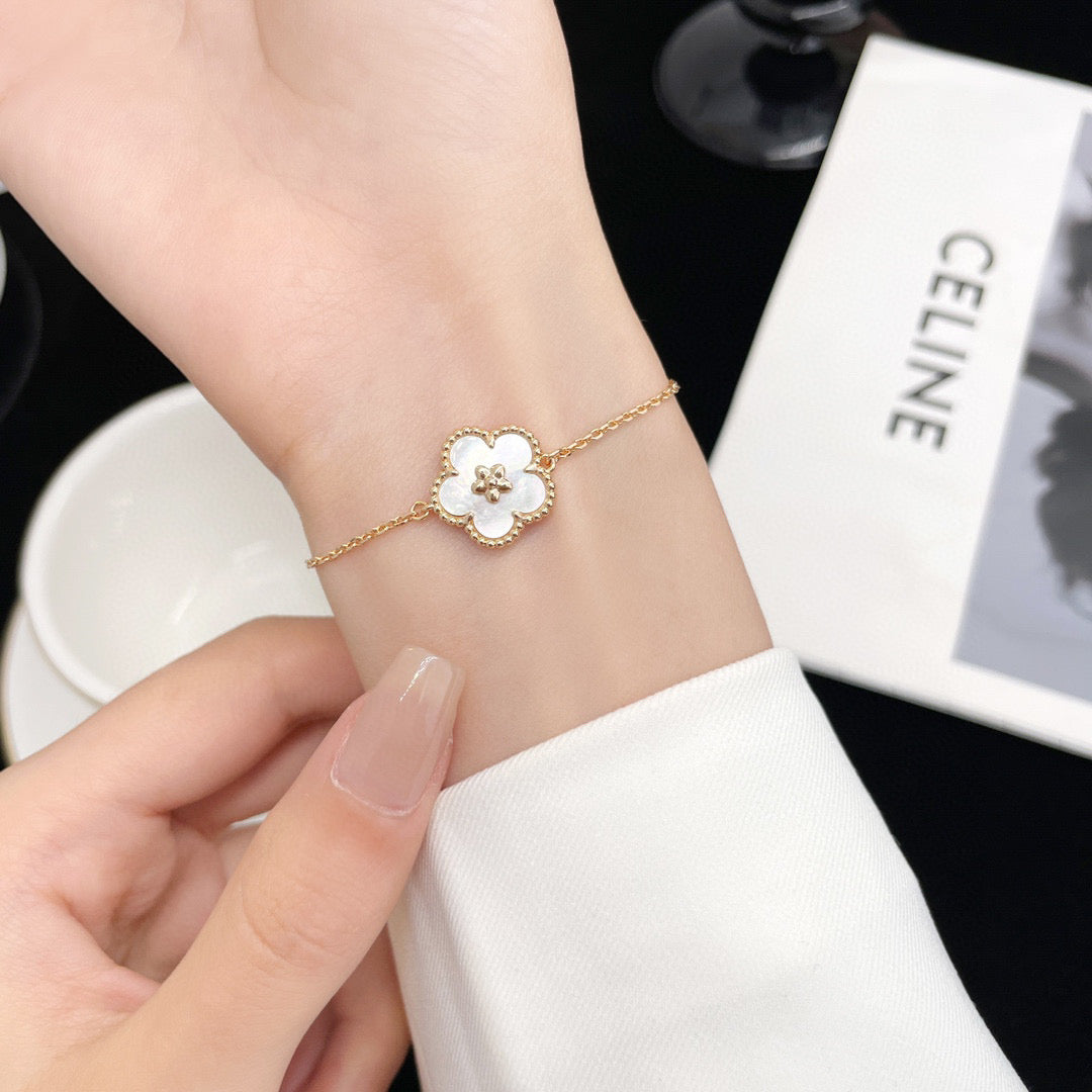 [Plus&Max]LUCKY WHITE MOP PLUM BLOSSOM  BRACELET