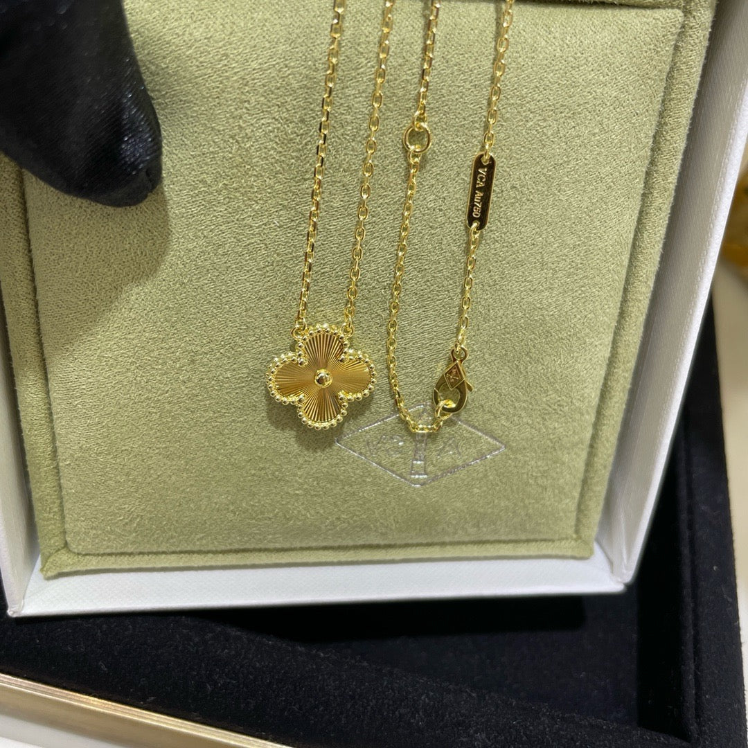 [Plus&Max]CLOVER 15MM LASER NECKLACE