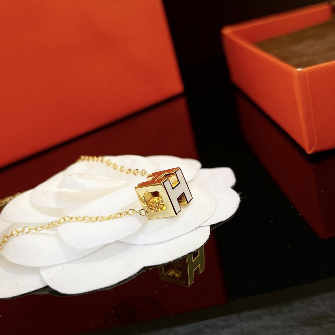 [Plus&Max]H WHITE SQUARE GOLD NECKLACE