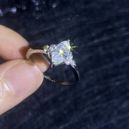 [Plus&Max]ELEGANT MARQUISE CUT MOISSANITE RING WITH SIDE ACCENTS