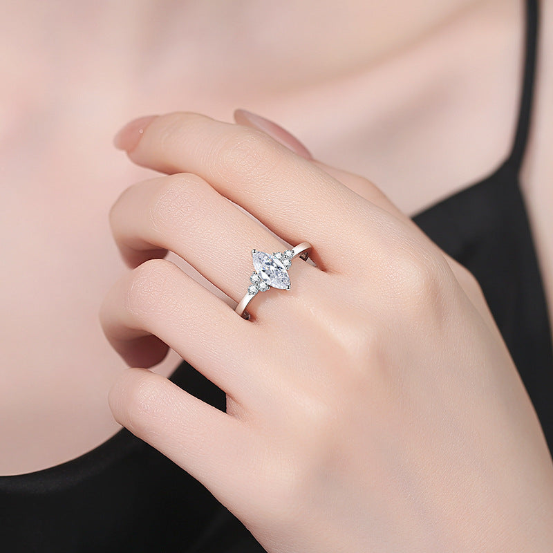 [Plus&Max]ELEGANT MARQUISE CUT MOISSANITE RING WITH SIDE ACCENTS