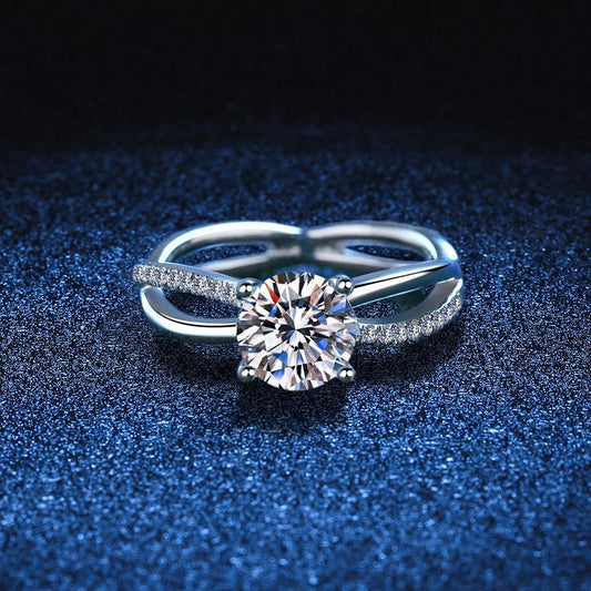[Plus&Max]ELEGANT 4-PRONG CROSSOVER MOISSANITE ENGAGEMENT RING