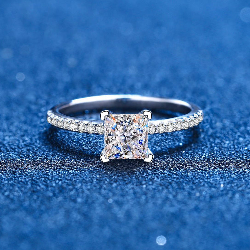 [Plus&Max]ELEGANT PRINCESS CUT MOISSANITE ENGAGEMENT RING