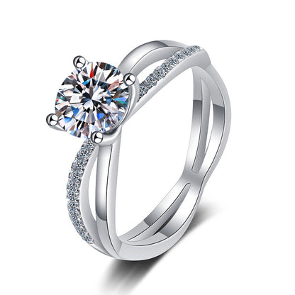 [Plus&Max]ELEGANT 4-PRONG CROSSOVER MOISSANITE ENGAGEMENT RING
