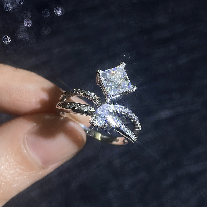 [Plus&Max]ELEGANT DOUBLE-TWISTED MOISSANITE RING