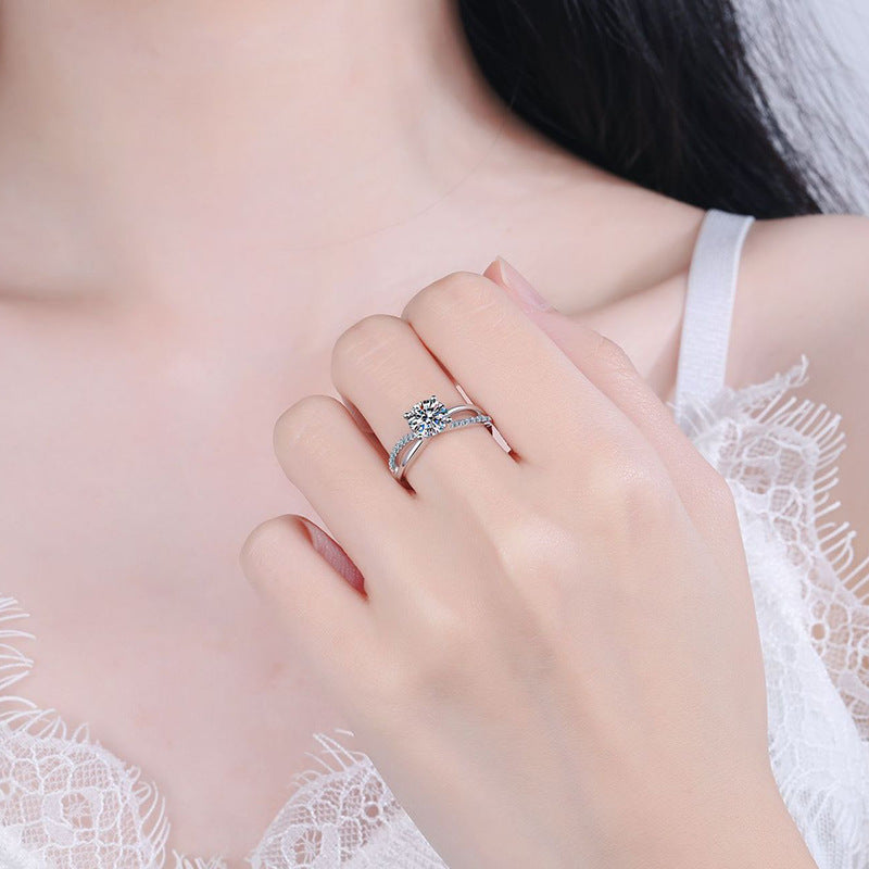 [Plus&Max]ELEGANT 4-PRONG CROSSOVER MOISSANITE ENGAGEMENT RING