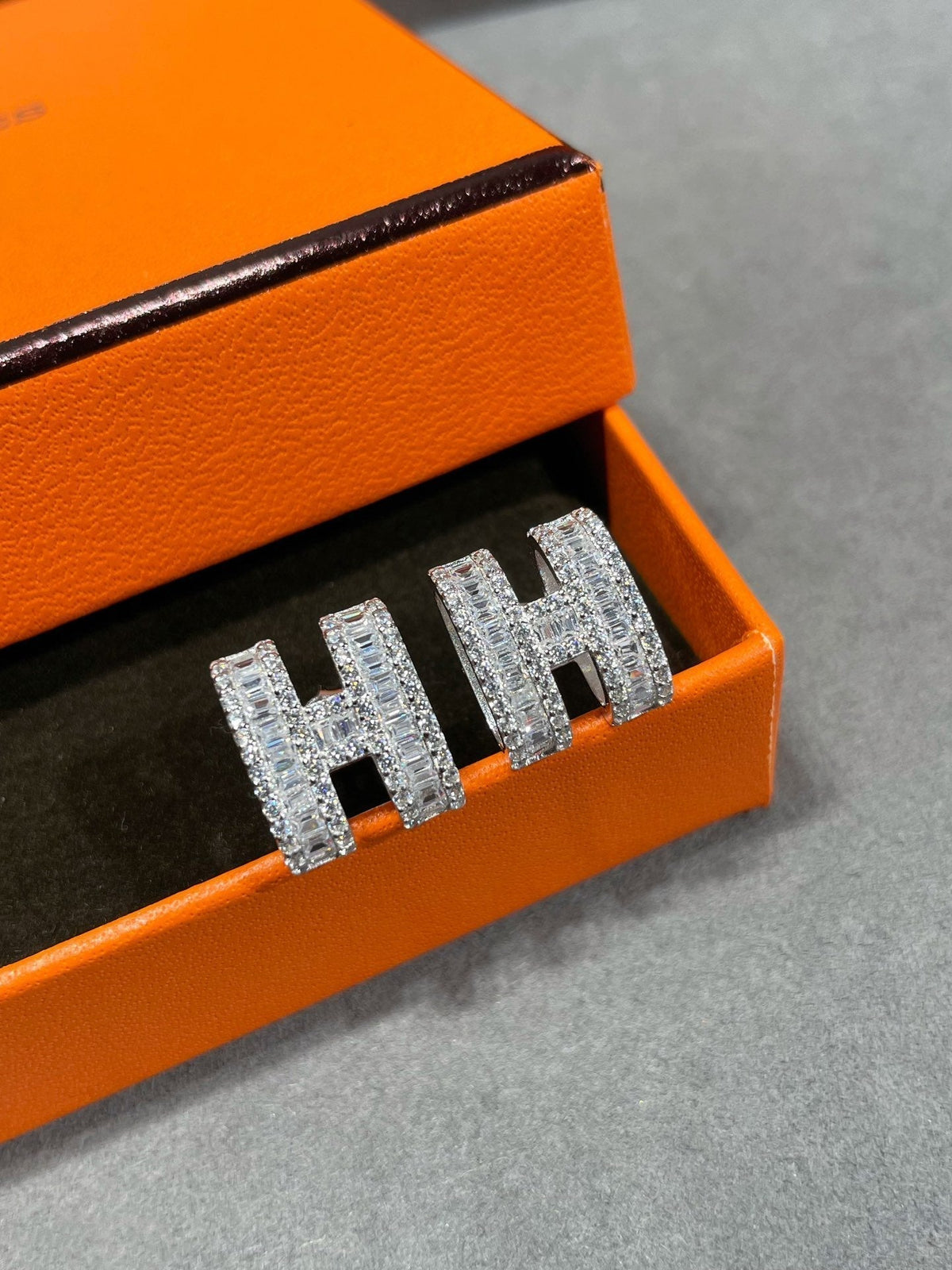 [Plus&Max]H STUD EARRINGS WITH SILVER DIAMONDS