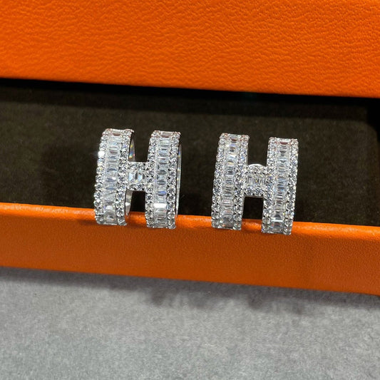 [Plus&Max]H STUD EARRINGS WITH SILVER DIAMONDS