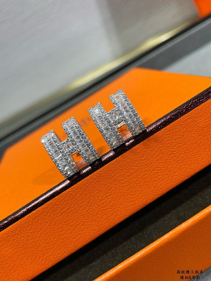 [Plus&Max]H STUD EARRINGS WITH SILVER DIAMONDS