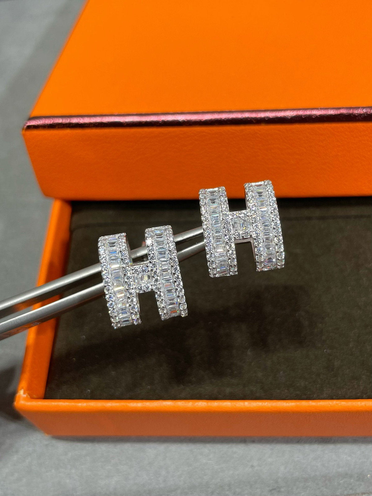 [Plus&Max]H STUD EARRINGS WITH SILVER DIAMONDS
