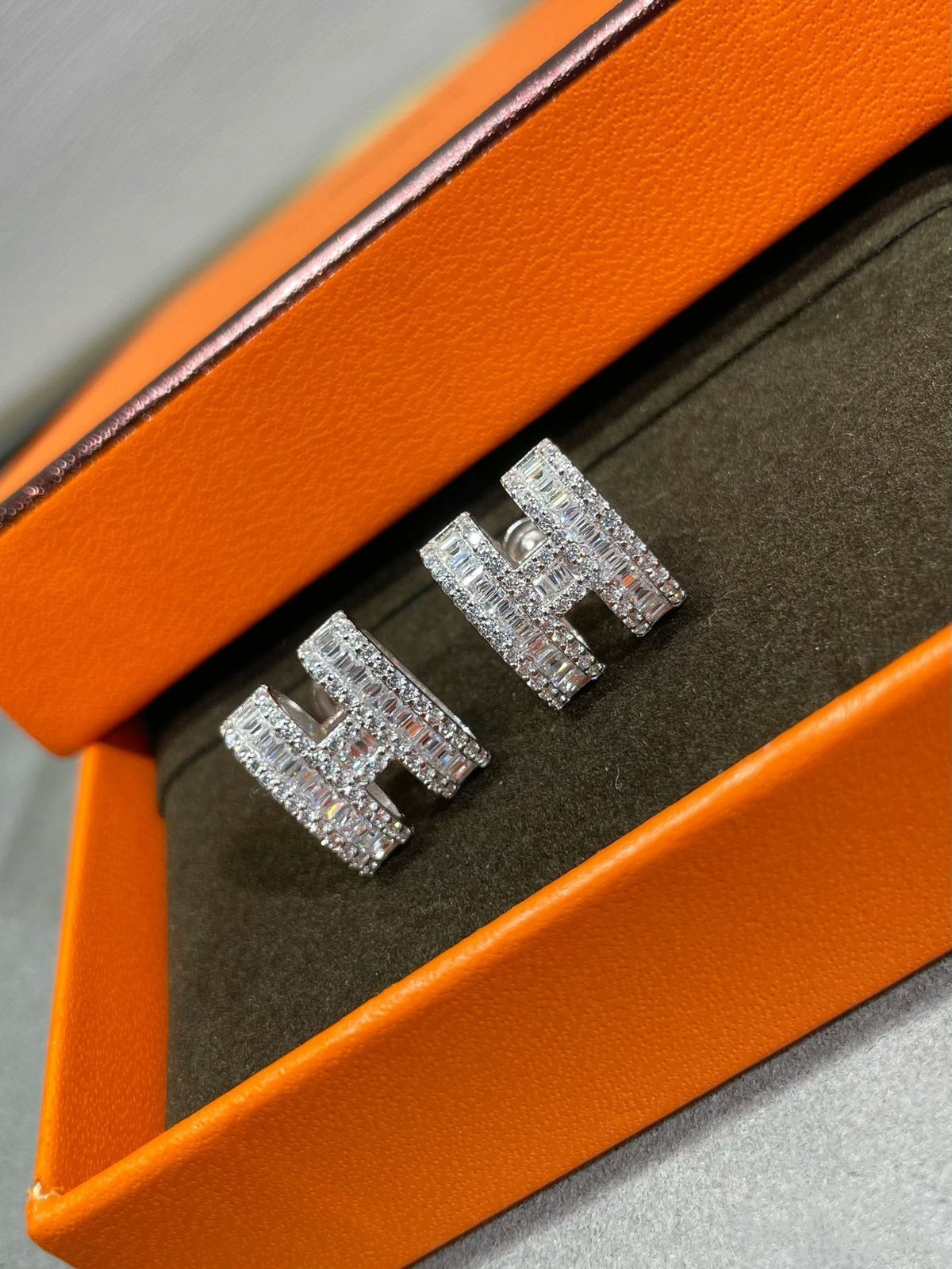 [Plus&Max]H STUD EARRINGS WITH SILVER DIAMONDS