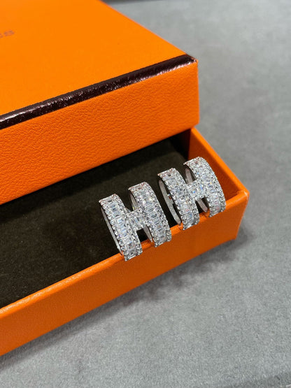 [Plus&Max]H STUD EARRINGS WITH SILVER DIAMONDS