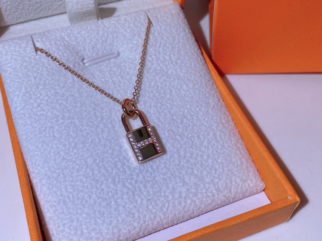 [Plus&Max]HM ADVANCED NICHE LOCK HEAD NECKLACE DIAMONDS