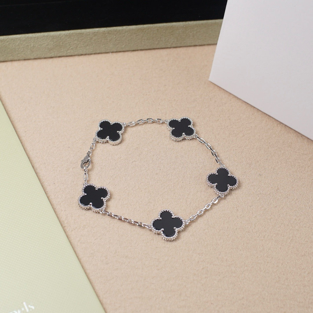 [Plus&Max]LUCKY CLOVER 5-MOTIF BRACELET - BLACK OXNY COLLECTION