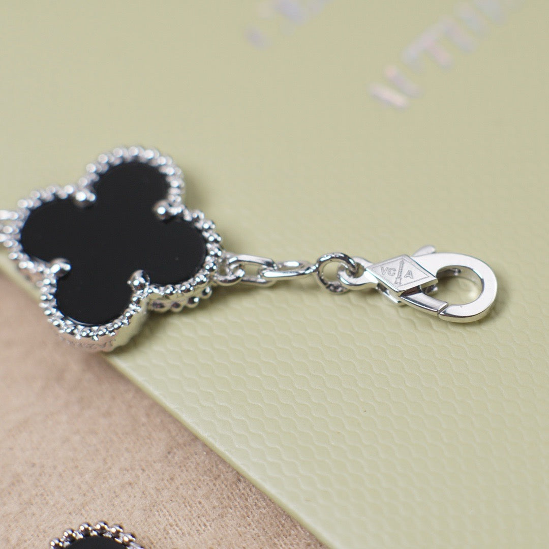 [Plus&Max]LUCKY CLOVER 5-MOTIF BRACELET - BLACK OXNY COLLECTION