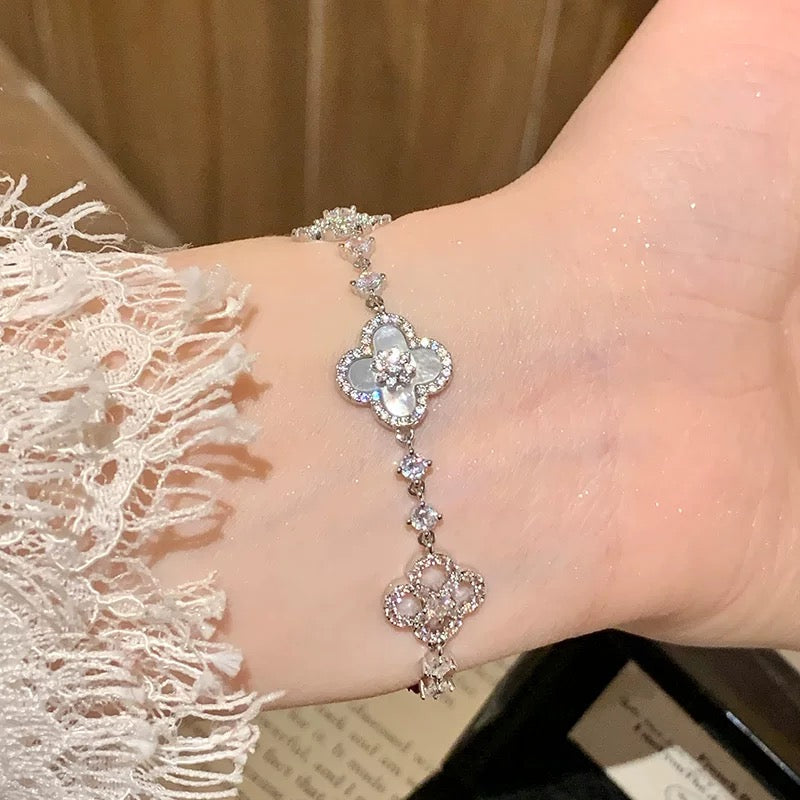 [Plus&Max]CLOVER 5 MOTIF PINK BLUE RED WHITE BRACELET
