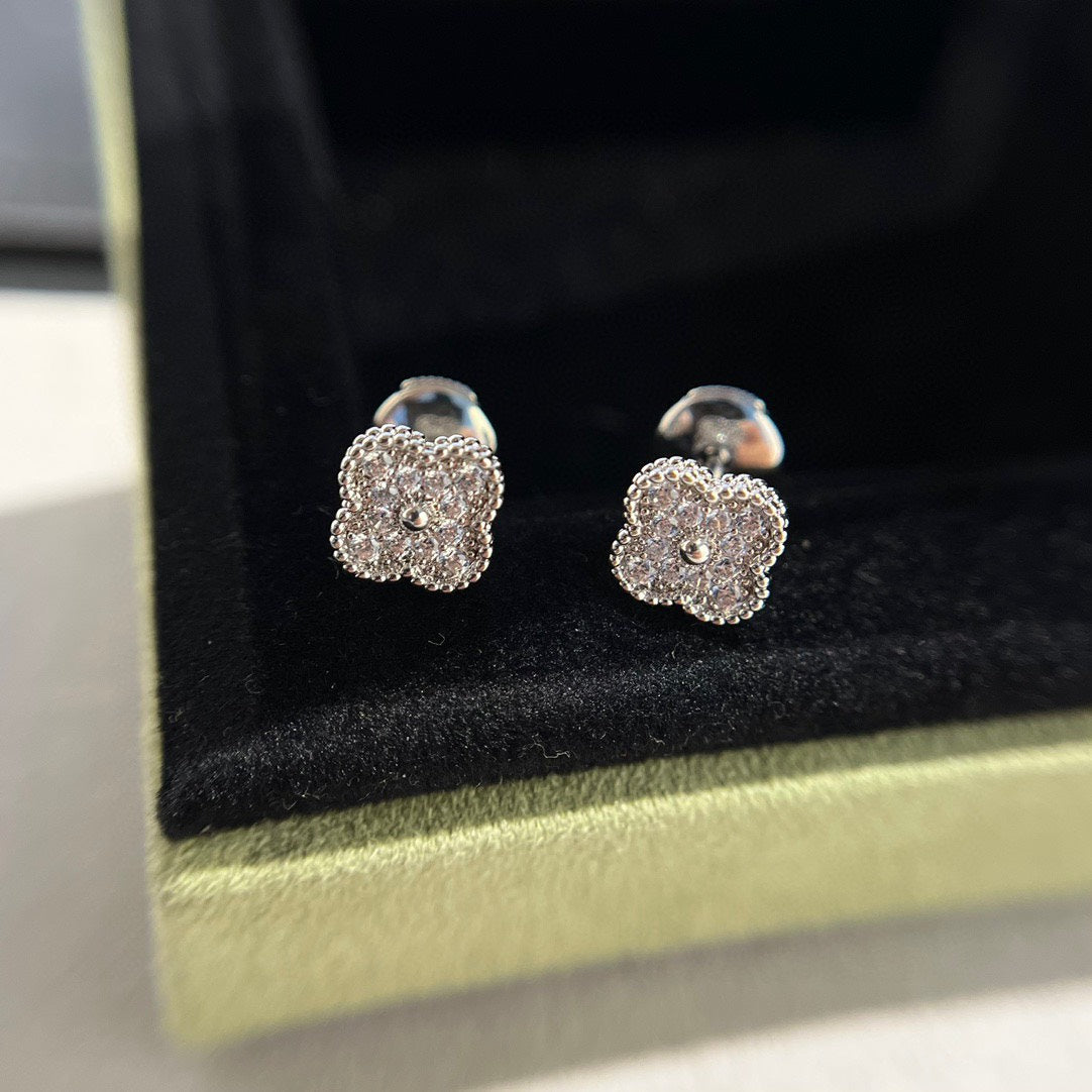 [Plus&Max]CLOVER MINI DIAMOND STUD EARRINGS