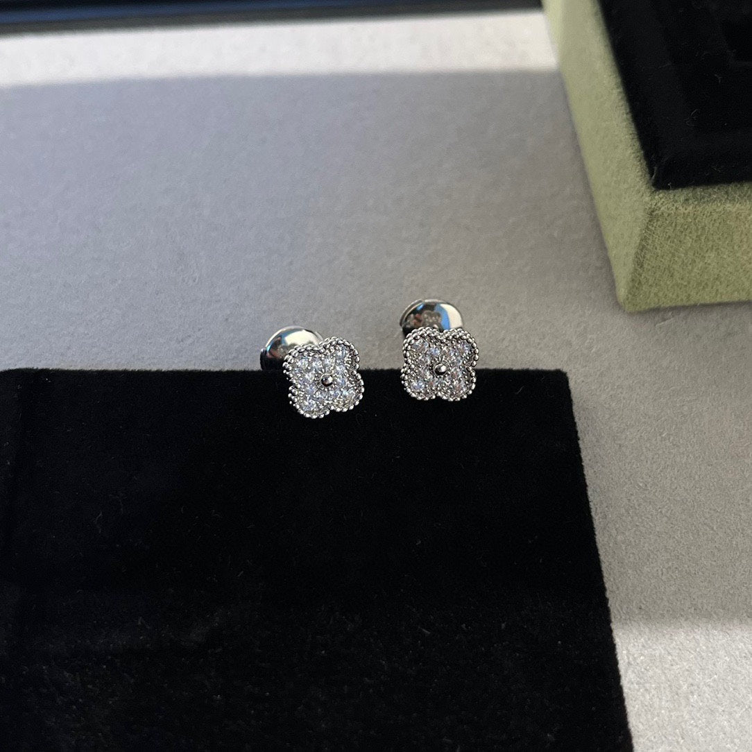 [Plus&Max]CLOVER MINI DIAMOND STUD EARRINGS