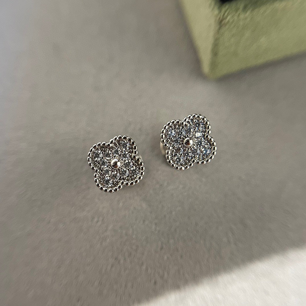 [Plus&Max]CLOVER MINI DIAMOND STUD EARRINGS