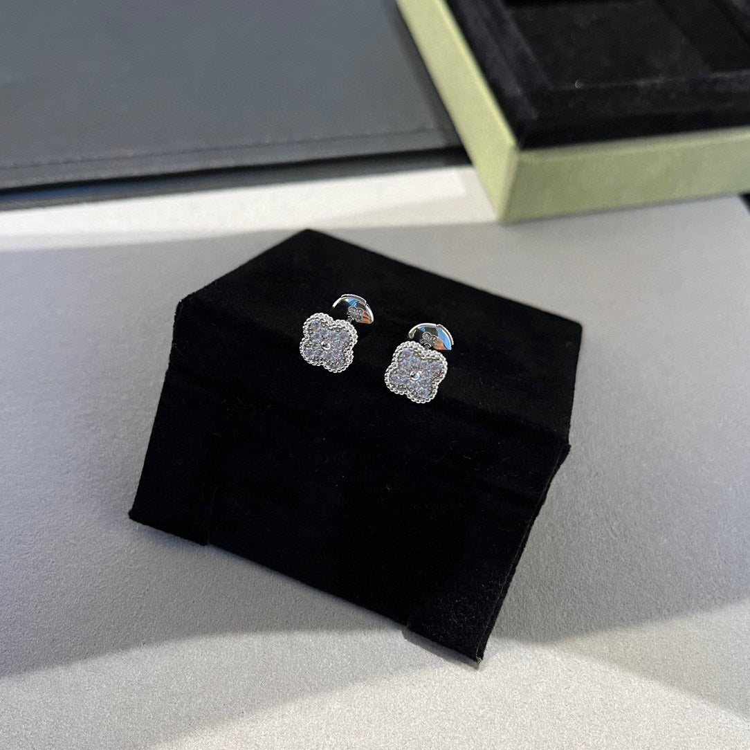 [Plus&Max]CLOVER MINI DIAMOND STUD EARRINGS