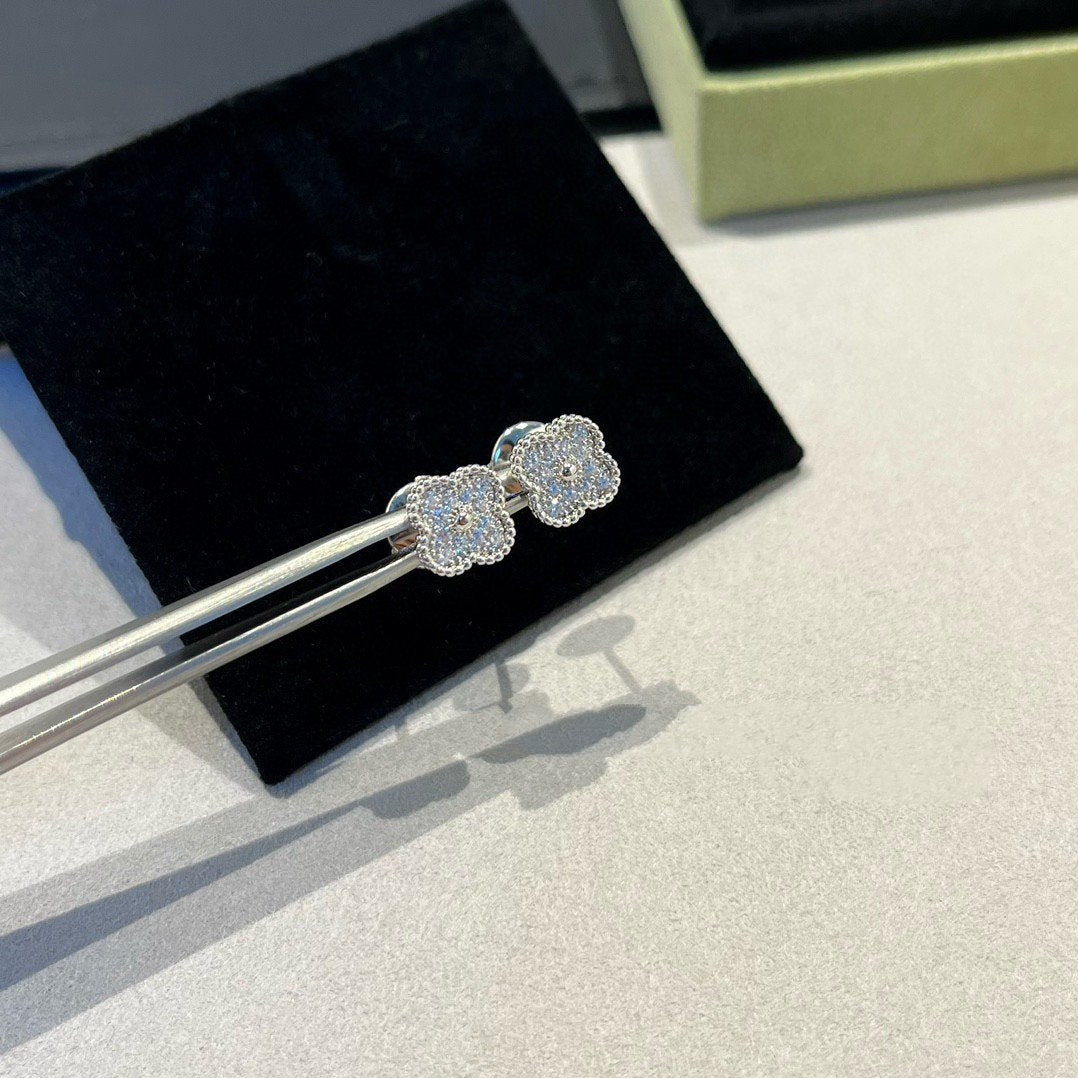 [Plus&Max]CLOVER MINI DIAMOND STUD EARRINGS