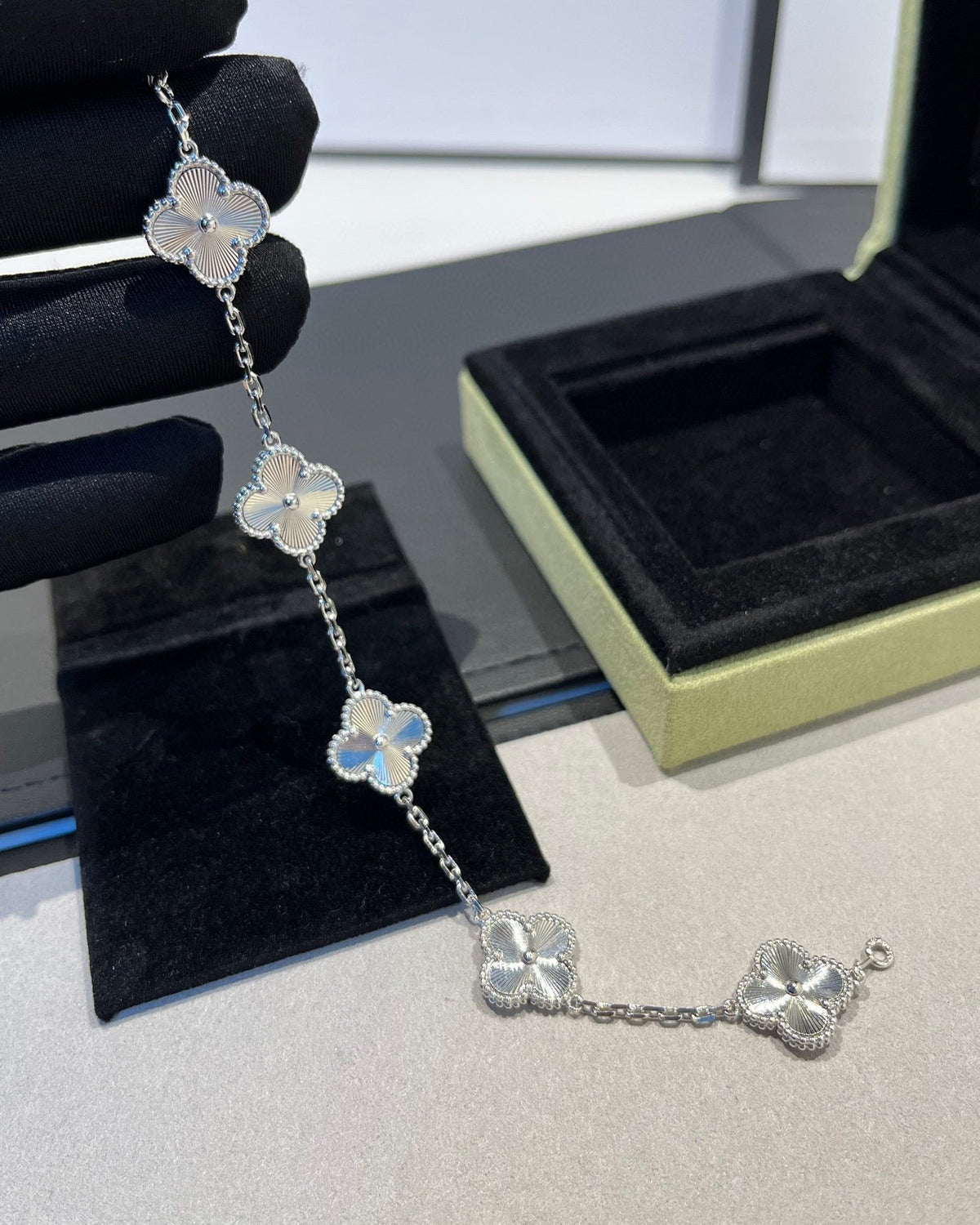 [Plus&Max]LUCKY CLOVER 5-MOTIF BRACELET - LASER COLLECTION