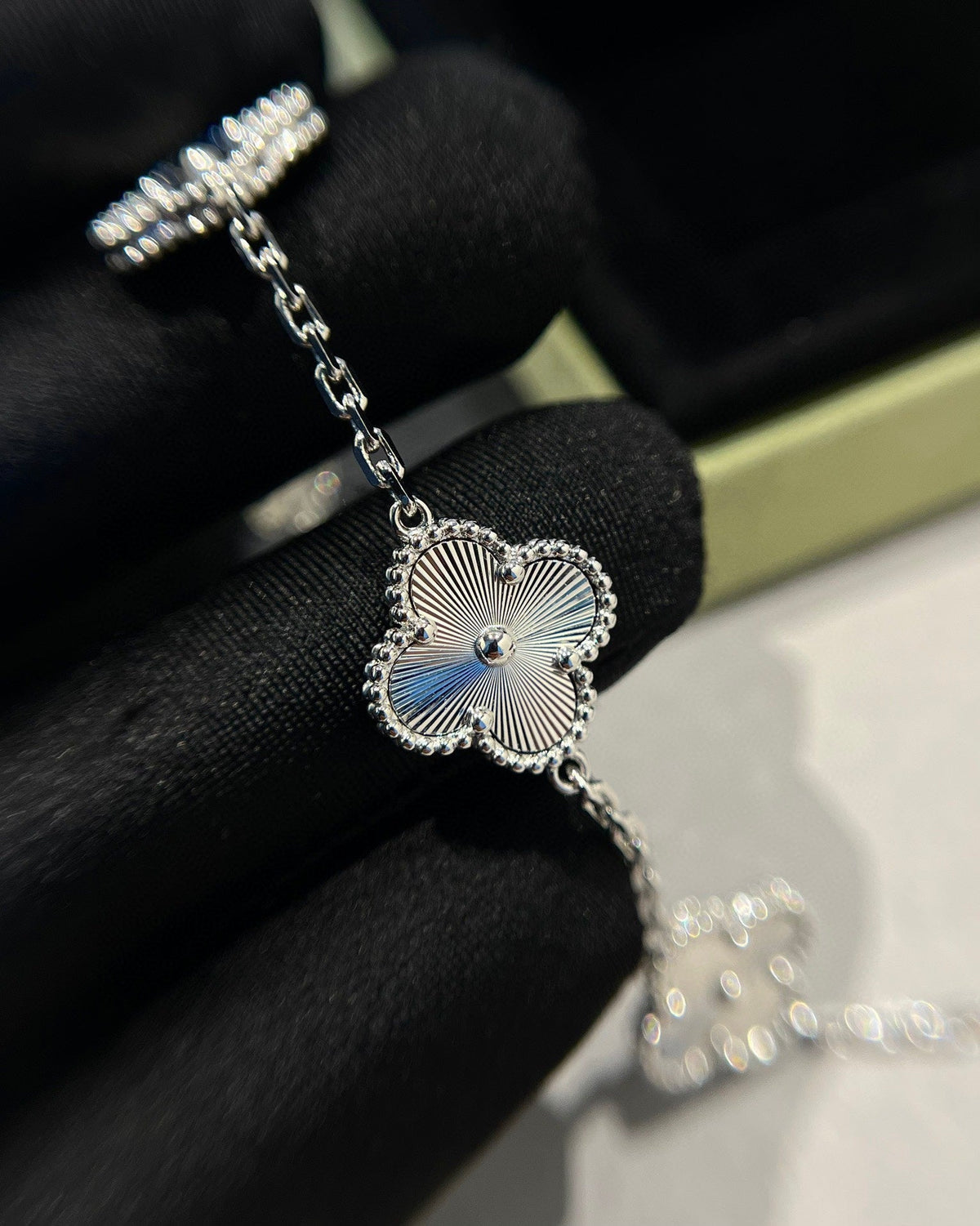 [Plus&Max]LUCKY CLOVER 5-MOTIF BRACELET - LASER COLLECTION