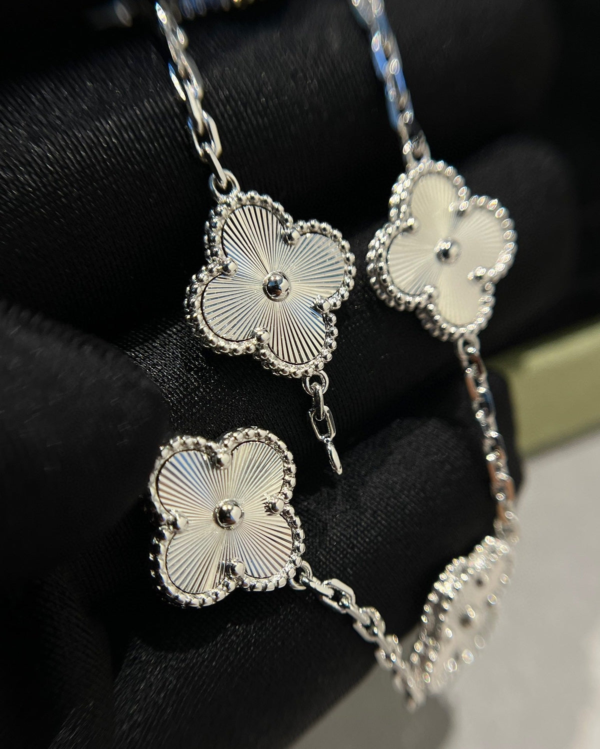 [Plus&Max]LUCKY CLOVER 5-MOTIF BRACELET - LASER COLLECTION