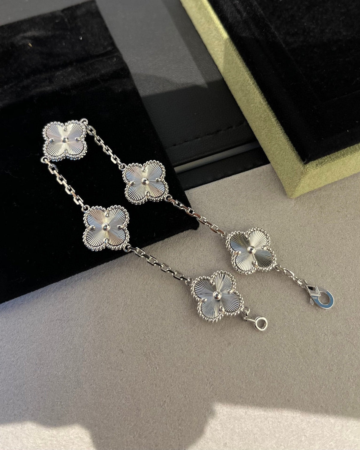 [Plus&Max]LUCKY CLOVER 5-MOTIF BRACELET - LASER COLLECTION
