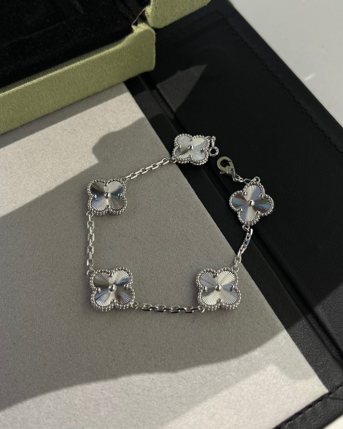 [Plus&Max]LUCKY CLOVER 5-MOTIF BRACELET - LASER COLLECTION